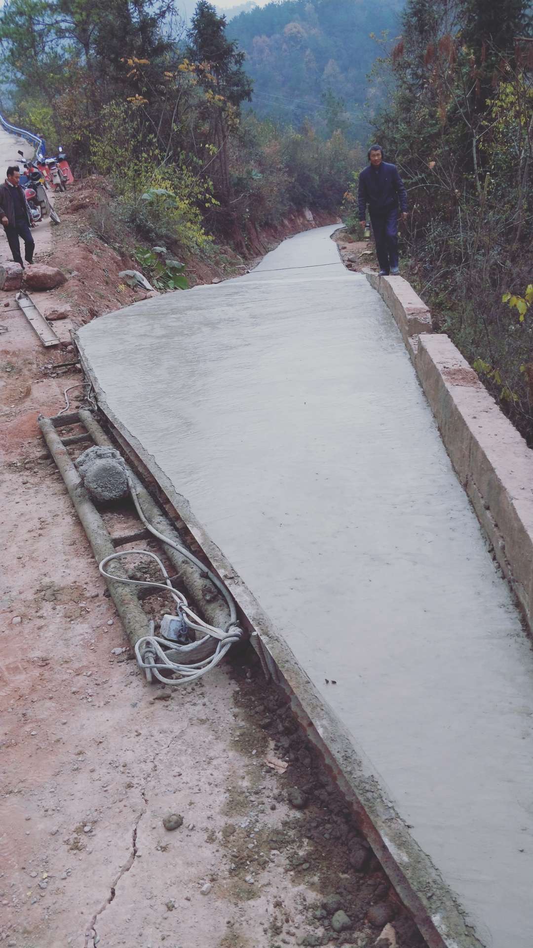 xx景区山路混凝土施工(图1)