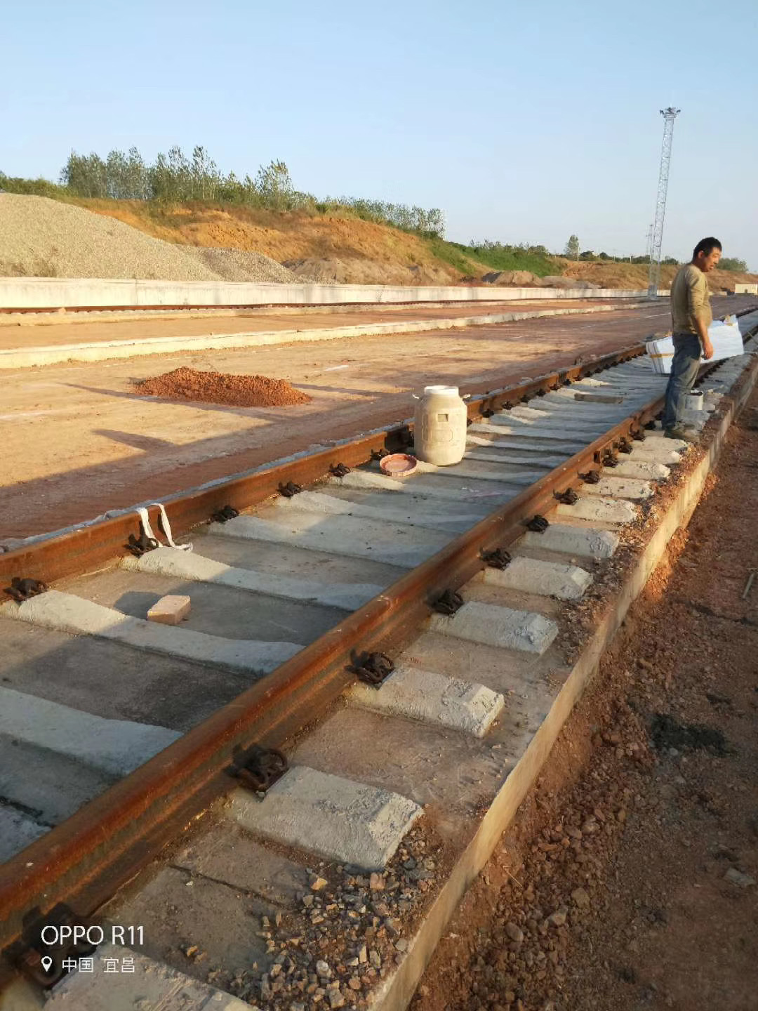 xx火车站及铁路沿线混凝土施工(图1)