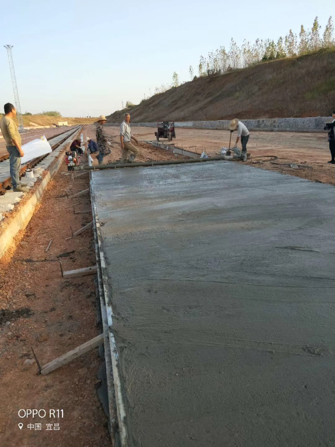 xx火车站及铁路沿线混凝土施工(图2)