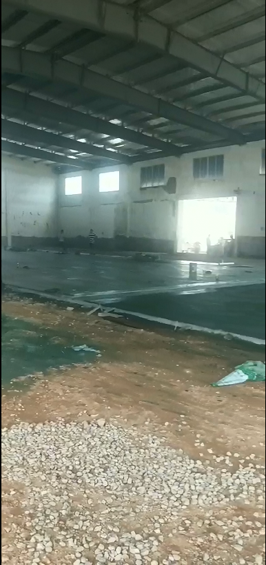 xx防水材料厂厂房金刚砂地坪施工(图1)