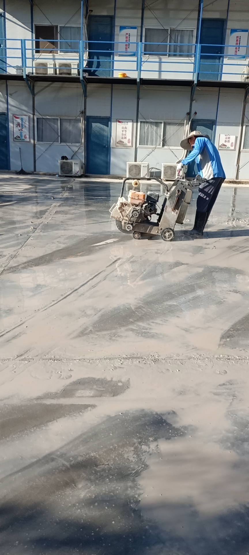 当阳xx搅拌站旁混凝土地坪施工中(图1)