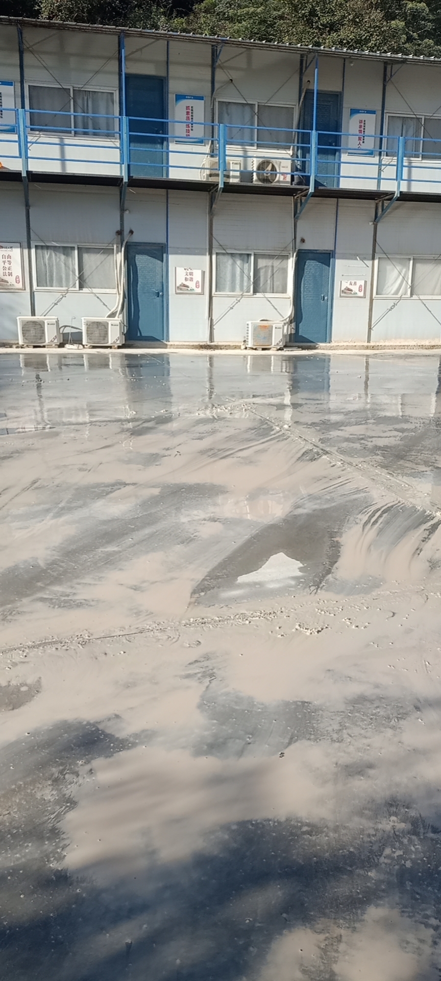 当阳xx搅拌站旁混凝土地坪施工中(图2)